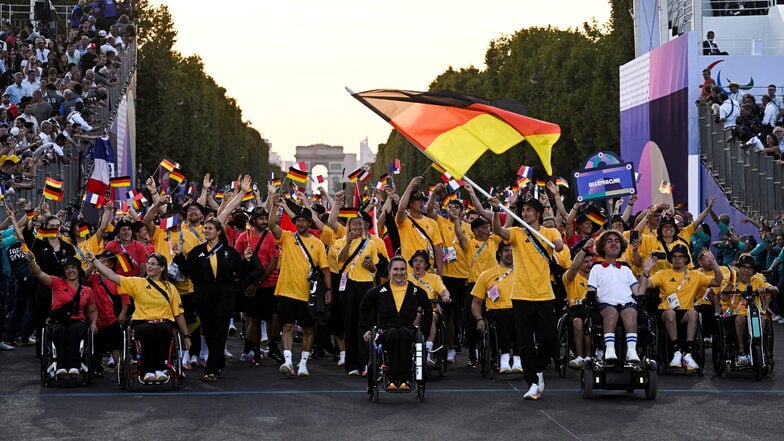 Die deutsche Delegation trifft zur Eröffnungsfeier der Paralympischen Spiele Paris 2024 auf dem Place de la Concorde ein.