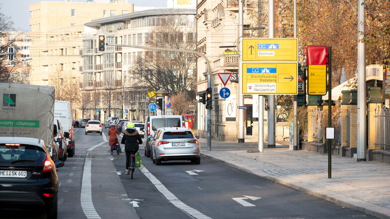 Der neue Radweg am Fetscherplatz führt zwischen zwei Autospuren entlang. Biegen lange Busse rechts ab, sind Radfahrer in Gefahr.