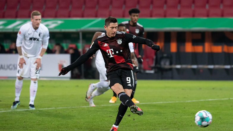Münchens Robert Lewandowski trifft per Foulelfmeter zum 0:1 gegen Augsburg.