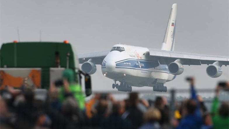 Es ist soweit: Eine russische Transportmaschine Antonow Typ AN 124, in der sich der Rumpf der ehemaligen Lufthansa-Maschine "Landshut" befindet, landet auf dem Flughafen von Friedrichshafen.