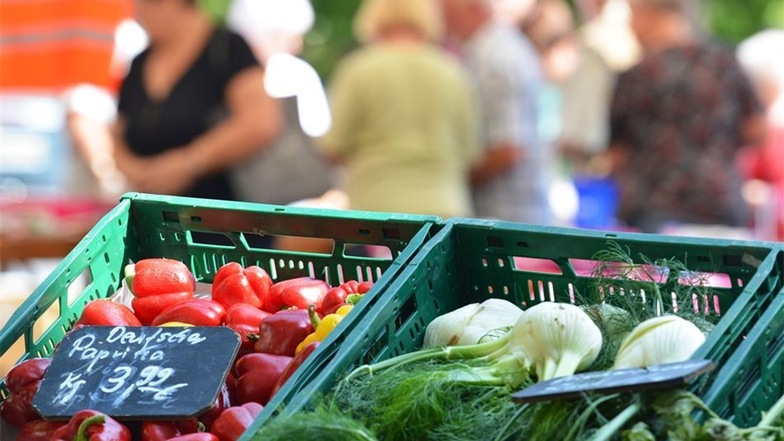 Vor allem frisches Obst und Gemüse wollen die Kunden – in Radebeul-Ost funktioniert das freitags gut.