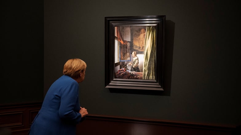 Preiswürdig ist dieses Foto von Bundeskanzlerin Angela Merkel vor einem Gemälde von Jan Vermeer in der Dresdner Sempergalerie.