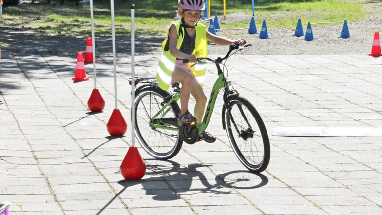 Fahrrad und Roller fahren will gelernt sein. Bei der Verkehrswacht in Lauta stand jüngst ein Aktionstag für Schüler im Mittelpunkt.
