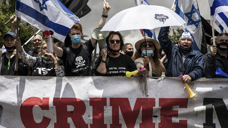 Anti-Korruptionsaktivisten protestieren heute vor der Residenz von Ministerpräsident Netanjahu.