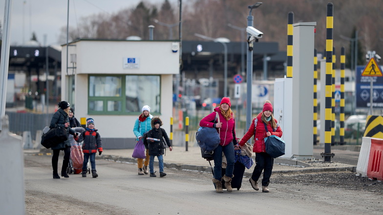 Es kommen immer mehr: Flüchtlinge aus der Ukraine auf dem Weg nach Polen am Grenzübergang Medyka.