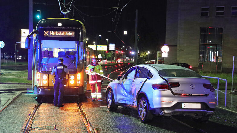 Straßenbahn schiebt Mercedes in Dresden vor sich her