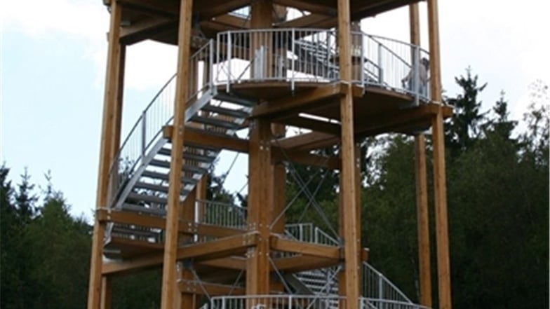 Der Breite von Oberbärenburg Der 14 Meter hohe Aussichtsturm von Oberbärenburg wurde 2004 eingeweiht.