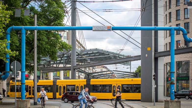Abbau: Markante blaue Rohre verschwinden aus Dresdens Innenstadt
