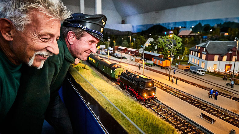 Zwei Männer, eine Leidenschaft: Steffen Schäfer (l.) und Matthias Frenzel vom Modelleisenbahn-Verein Heidenau, der mit seinen 70 Jahren der älteste dieser Art in Sachsen ist.
