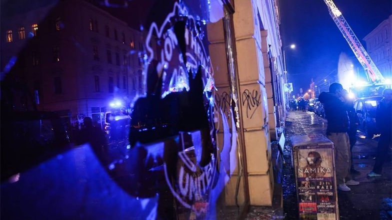 Rechtsextreme haben am Jahrestag der fremdenfeindlichen Legida-Bewegung in Leipzig randaliert.