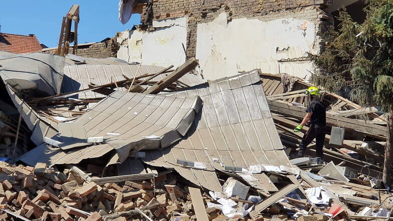 Trümmer liegen nach der Explosion eines Wohnhauses in Olsany u Prostejova rund um die Unglücksstelle. Ob Menschen unter den Trümmern verschüttet wurden, war zunächst unklar.