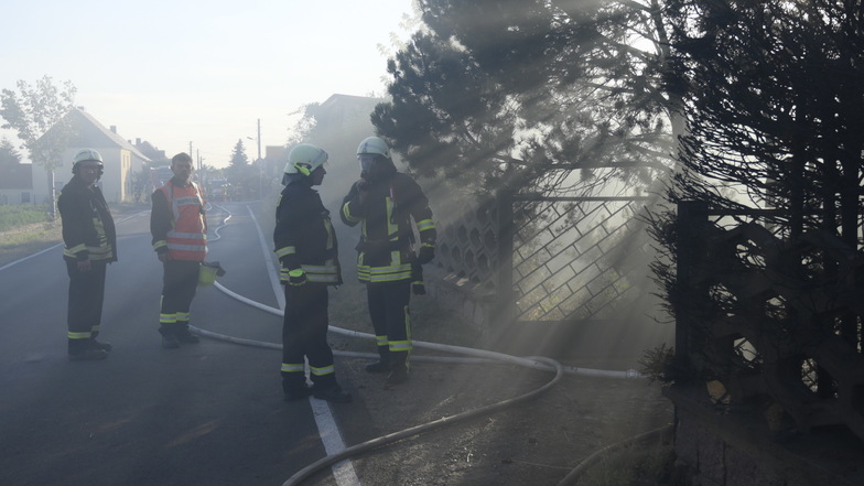 Verletzt wurde nach derzeitigen Informationen niemand, ein Feuerwehrmann wurde sicherheitshalber dem Rettungsdienst übergeben