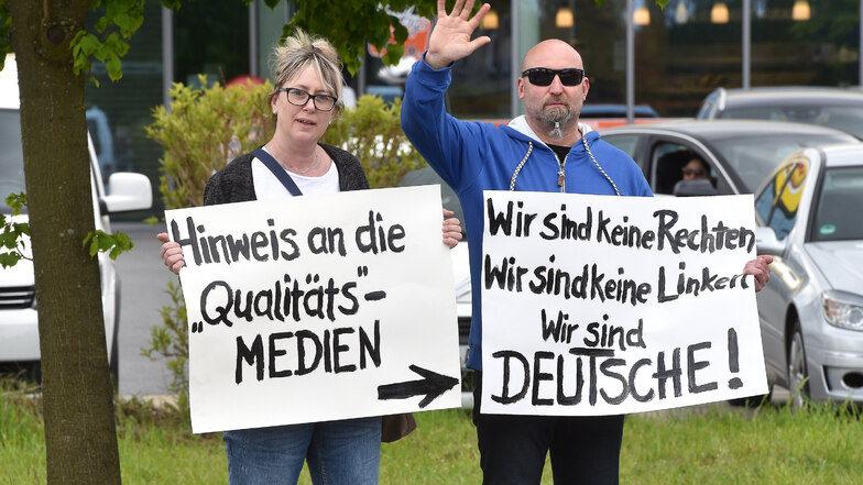 In Ebersbach standen heute unter anderem diese Demonstranten an der Kreuzung am Goldenen Löwen.