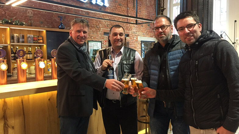 Die erste Charge des Festbieres für den SV Koweg Görlitz konnte am Dienstag in der Landskron-Brauerei übergeben werden. Das nutzten die Mitglieder sowie Brauerei-Geschäftsführer Matthias Grall zur Verkostung.