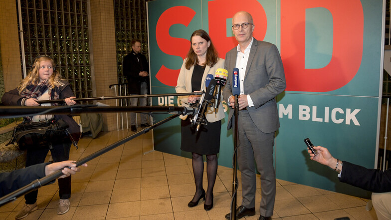 Melanie Leonhard (SPD), Landesvorsitzende ihrer Partei und Peter Tschentscher (SPD), Hamburgs Erster Bürgermeister, beantworten nach einem Treffen des SPD-Vorstands Fragen. Bei dem Treffen hat die SPD-Landesspitze entschieden, Koalitionsverhandlungen mit 