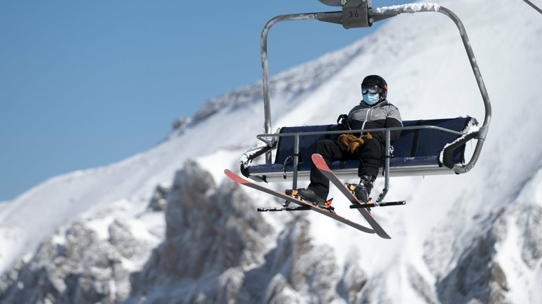 Rückblick auf den letzten Winter: Ein Skifahrer mit Mund-Nasen-Schutz in der Schweiz.