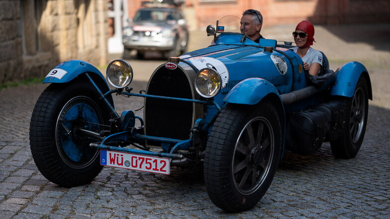 ... sowie der der blaue Bugatti mit der Startnummer 9. Am Steuer sind ...