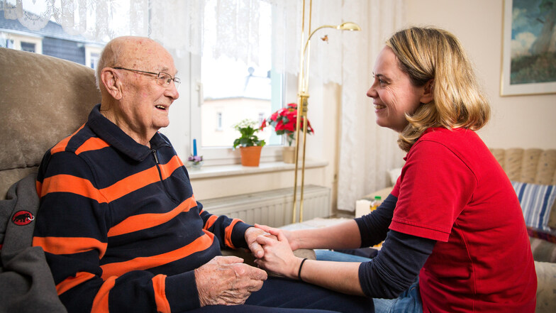 Zeit für einen freundlichen Blick in die Augen muss sein: Pflegerin Nicole Ritschel besucht den 102-jährigen Helmut Dämmig in Cossebaude.