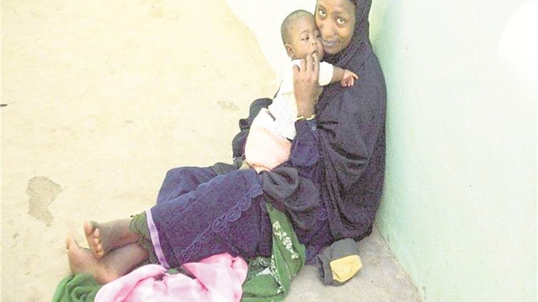 Die junge kenianische Mutter und ihr Baby (unten) waren ebenfalls seine Patienten.