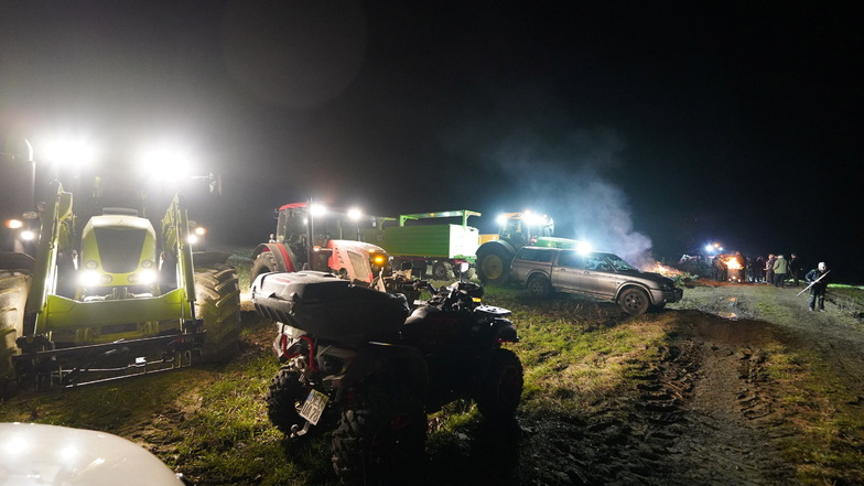 Mit einem Mahnfeuer an der A4 in Deutschenbora bei Nossen wollten Bauern erneut auf sich aufmerksam machen.