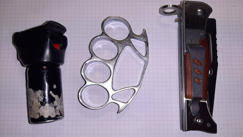 Pfefferspray, Schlagring und ein verbotenes Messer - das stellte die Bundespolizei in Zittau bei zwei Tschechen sicher.