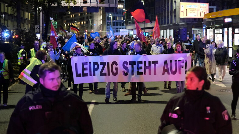 In vielen sächsischen Städten finden sich montags Zehntausende zu Protesten zusammen - aus ganz verschiedenen Gründen.