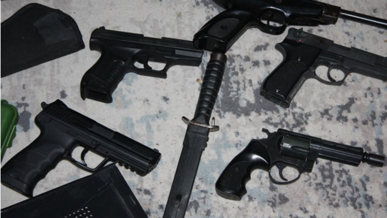 Diese Waffen wurden am Donnerstag bei den 28-Jährigen in Kamenz gefunden.