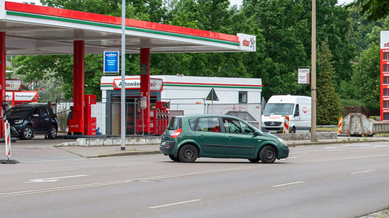 Auf dieses Foto musste der Fotograf gar nicht lange warten. An der Heidenauer Star-Tankstelle wird sehr oft verbotenerweise nach links abgebogen.