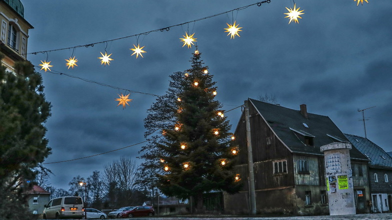 Der Standort des Weihnachtsbaums in Neusalza-Spremberg ist umstritten. Das alte Haus rechts daneben will die Stadt noch abreißen lassen.