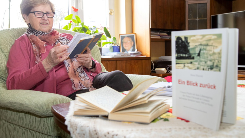 Karin Pätzold hat die Kindheitserinnerungen ihres verstorbenen Mannes Horst zu einem Buch verarbeitet. Geholfen hat ihr dabei Enkelin Julia Nawroth.