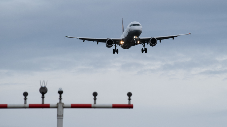 Eine Geburt an Bord eines Flugzeugs - das erlebten Passagiere auf einem Flug von Kairo nach London.
