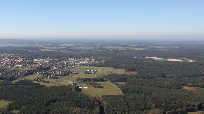 In den Wäldern (rechts) nördlich des Nieskyer Stadtteils Neuhof (links) könnte die Eisenbahnteststrecke entstehen. Aus dem Areal dazwischen (rund um die Firma Neu- und Rekobau Glotz in der Bildmitte) will die Stadt Niesky ein Gewerbegebiet machen.