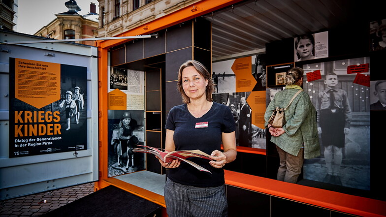 Projektleiterin Katrin Purtak warb schon zum Markt der Kulturen 2019 für die Ausstellung "Kriegskinder", die nun im Pirnaer Stadtmuseums auch bei den interkulturellen Wochen 2021 zu sehen ist.
