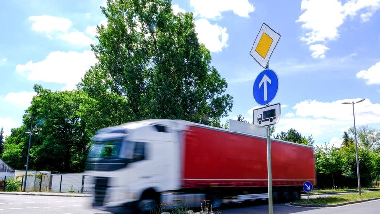 In Höhe der Fabrikstraße können Lkws auf der Cossebauder Straße bislang nur geradeaus fahren.