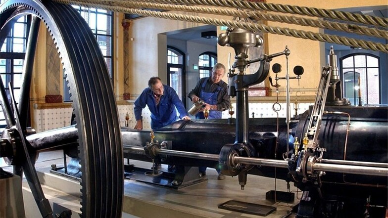 Eine über 100 Jahre alte historische Einzylinder- Gegendruck-Dampfmaschine mit ca. 200 PS.
