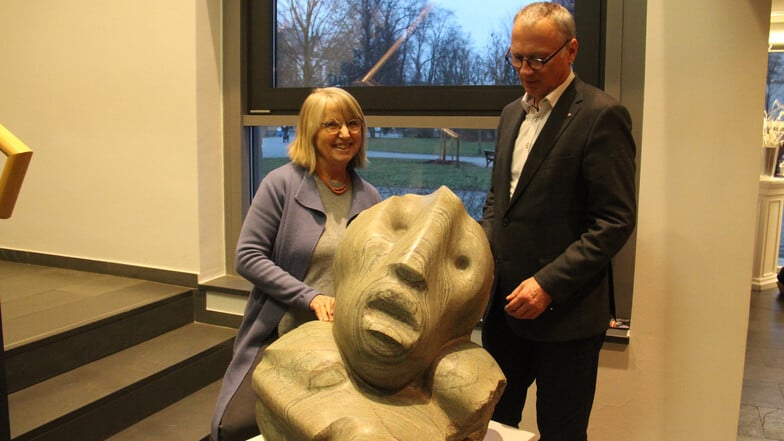 Tanja Böhme und Lutz Hillmann freuen sich, dass die „Pieta“ von Horst Weiße im Foyer des Bautzener Theaters ihren Platz findet.