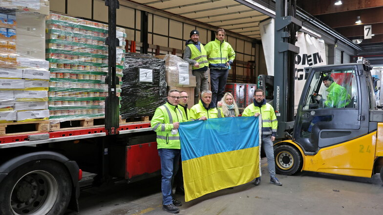 Kronospan-Mitarbeiter und Geschäftsführung verabschieden den ersten Kronospan-Hilfstransport in die Ukraine.