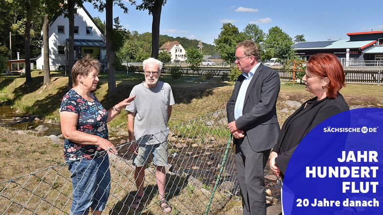 Monika und Dieter Köhler leben direkt neben der Roten Weißeritz. Hier schildern sie Staatssekretär Gerd Lippold und Oberbürgermeisterin Kerstin Körner, wie sie die Jahrhundertflut erlebten.