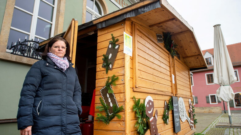 Petra Paul, Inhaberin des Hotels Goldener Anker steht am Imbissstand vor ihrem Hotel. Bratwurst wird sie dort verkaufen. Ob Glühwein auch ist fraglich.