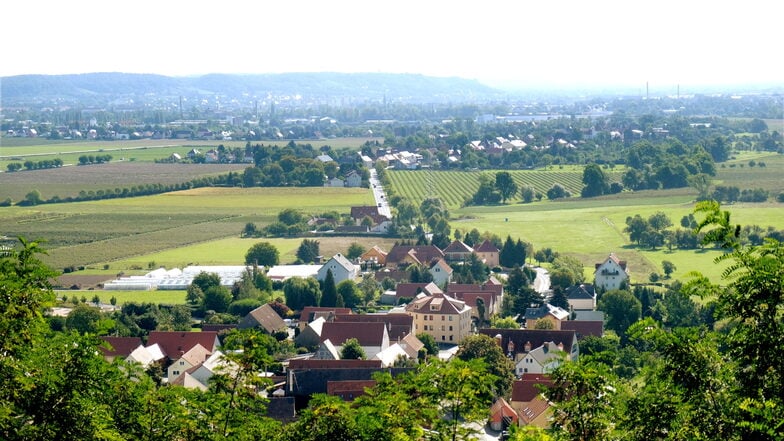 Blick von der Bosel: Coswig liegt mitten im Elbtal und ist durch Straßen und den ÖPNV gut erschlossen. Im Vergleich zu 2022 reisten mehr Touristen in die Industrie- und Gartenstadt.