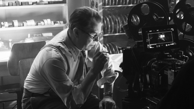 Gary Oldman als Herman Mankiewicz in einer Szene aus "Mank". Die Filmbiografie geht bei den Oscars in der Top-Kategorie für den besten Film ins Rennen.
