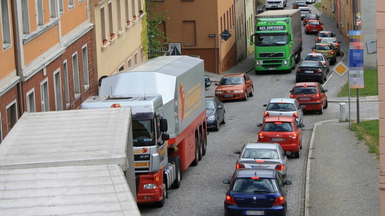 Wenn sich der Schwerlastverkehr durch die Pulsnitzer Straße in Kamenz quält wie auf diesem Archivfoto, haben Anwohner nichts zu lachen. Derzeit ist es aufgrund einer Sperrung wegen Bauarbeiten ruhiger. Aber nur bis Mitte Oktober.