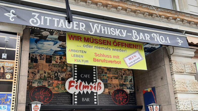 Auch an der Bar "Filmriß" auf dem Markt hängt das Banner über dem Eingang. Inhaber Heiko Winkler gehört auch zu den Erstunterzeichner des Brandbriefes ...