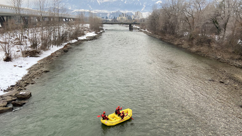 Spezialisten der Feuerwehr suchen auch im Fluss Eisack nach den Vermissten.