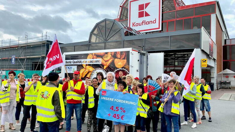 Kaufland-Mitarbeiter aus dem Kreis Görlitz und Bautzen haben sich schon am 20. August an der Löbauer Filiale zum Streik getroffen. Sie fordern unter anderem mehr Lohn.