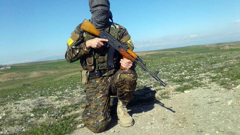 Das Foto zeigt nach Angaben des Rojava Information Center einen deutschen Kämpfer der syrisch-kurdischen Volksverteidigungseinheiten (YPG) der sich Agit nennt.