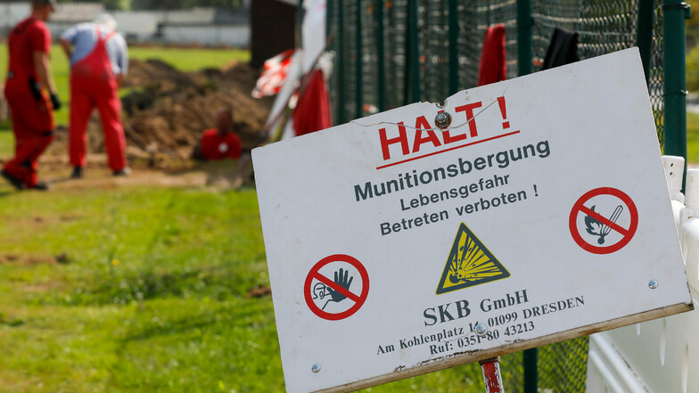 Mitarbeiter einer Spezialfirma bergen im Auftrag des Kampfmittelbeseitigungsdienstes schon eine Woche lang am Oberseifersdorfer Sportplatz Weltkriegsmunition.