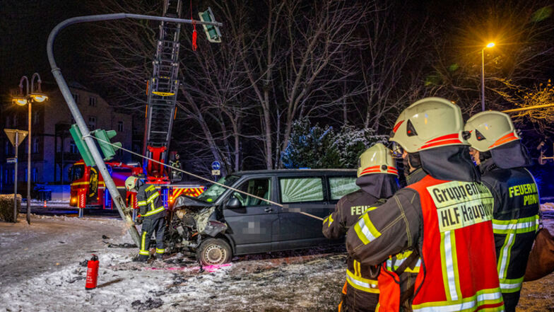 Schwerer Unfall in Pirna: VW Polo kollidiert mit Leichenwagen