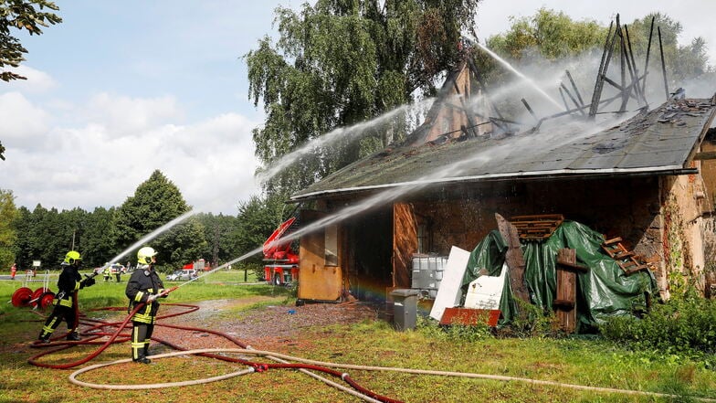 Beim Brand der Scheune waren die Feuerwehren aus Großschönau, Waltersdorf, Hainewalde und Varnsdorf im Einsatz.
