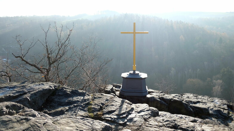 Hoch über der Stadt zeigt sich das Gipfelkreuz auf dem Götterfelsen wieder in alter Schönheit.